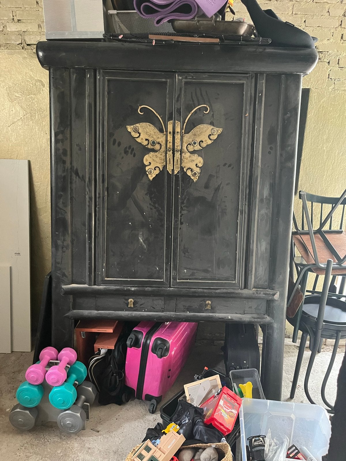 Unieke Zwarte Houten Kast met Vlinderslot en Patina, Ophalen
