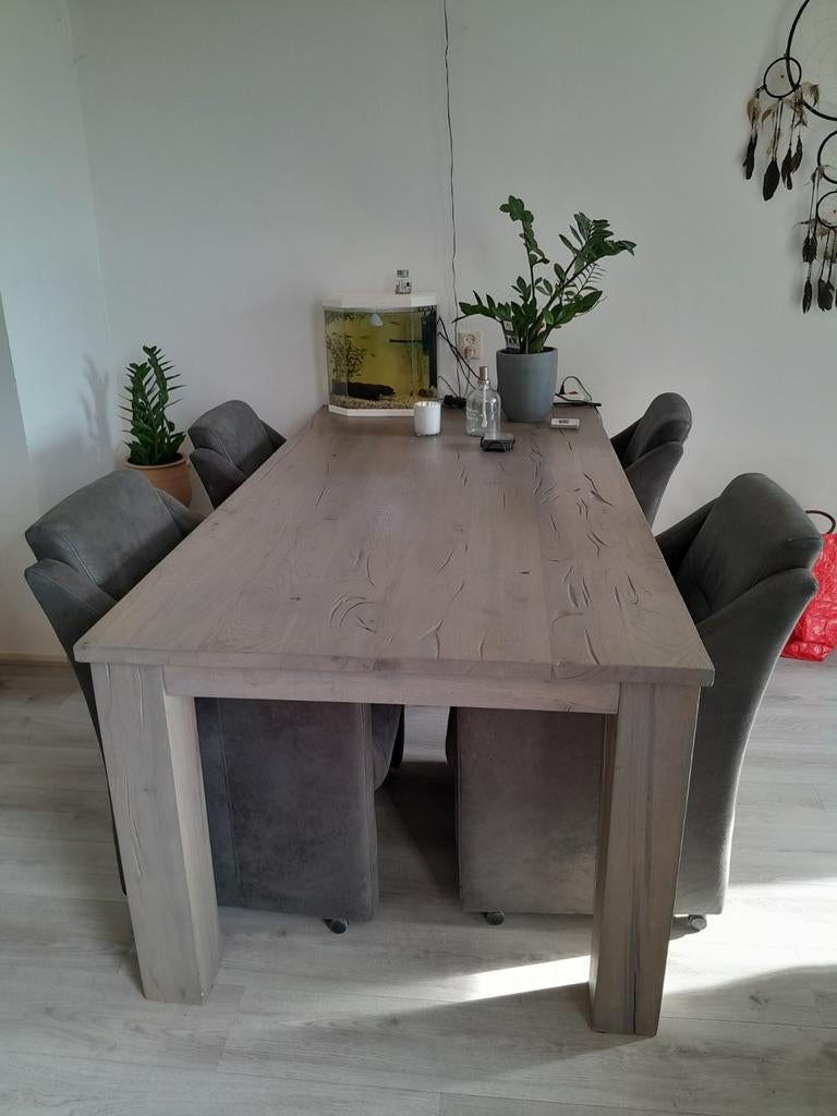 Eethoek: bielzen tafel met 4 stoelen op wieltjes, Ophalen of Verzenden, Gebruikt, Landelijk, 4 tot 6 stoelen