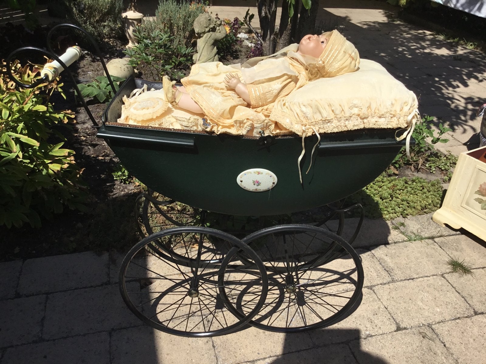 Antieke poppenwagen met pop - decoratief, Antiek en Kunst, Ophalen of Verzenden