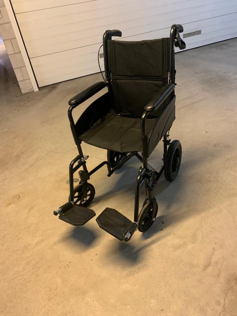Invalide transportstoel, Ophalen, Inklapbaar, Zo goed als nieuw, Duwrolstoel