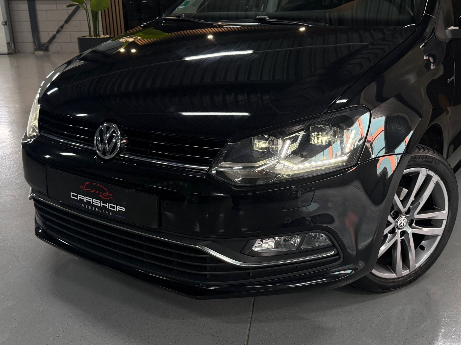 Volkswagen POLO 1.0 MPI LOUNGE EDITION! CRUISE/LED/STOELVRM, Auto's, Stof, Gebruikt, Zwart, Bedrijf