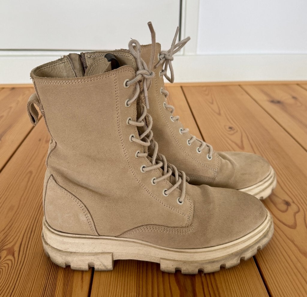 Boots / Laarzen Maruti - Beige Creme Suede Leer - maat 39, Kleding | Dames, Schoenen, Beige, Lage of Enkellaarzen, Ophalen of Verzenden