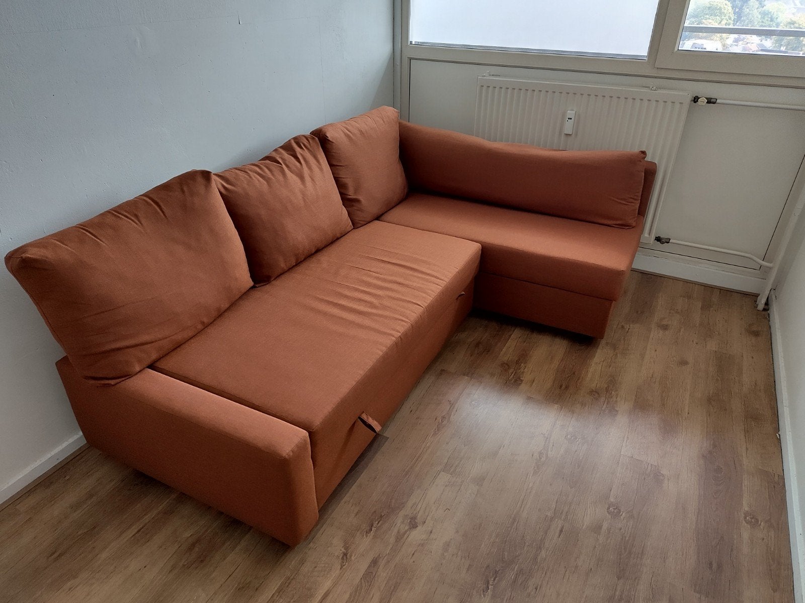 IKEA FRIHETEN/KLAGSHAMN 

Betreft een slaapbank/hoekbank., Huis en Inrichting, Ophalen, Zo goed als nieuw, Tweepersoons, Oranje