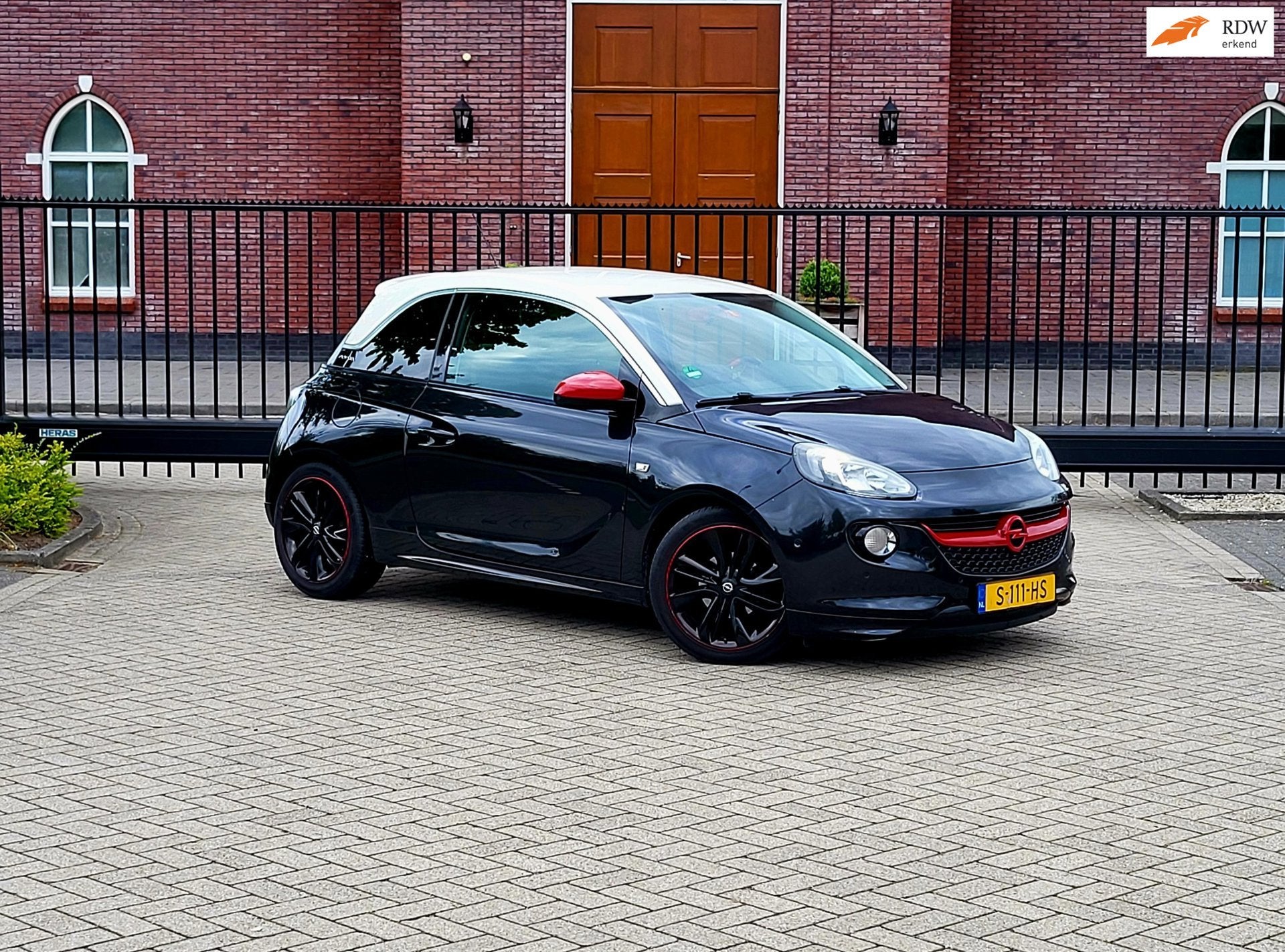Opel ADAM 1.4 Glam / Airco / Navi / Bluethoot / Nieuwe Apk /, Voorwielaandrijving, 1398 cc, 4 cilinders, 4 stoelen