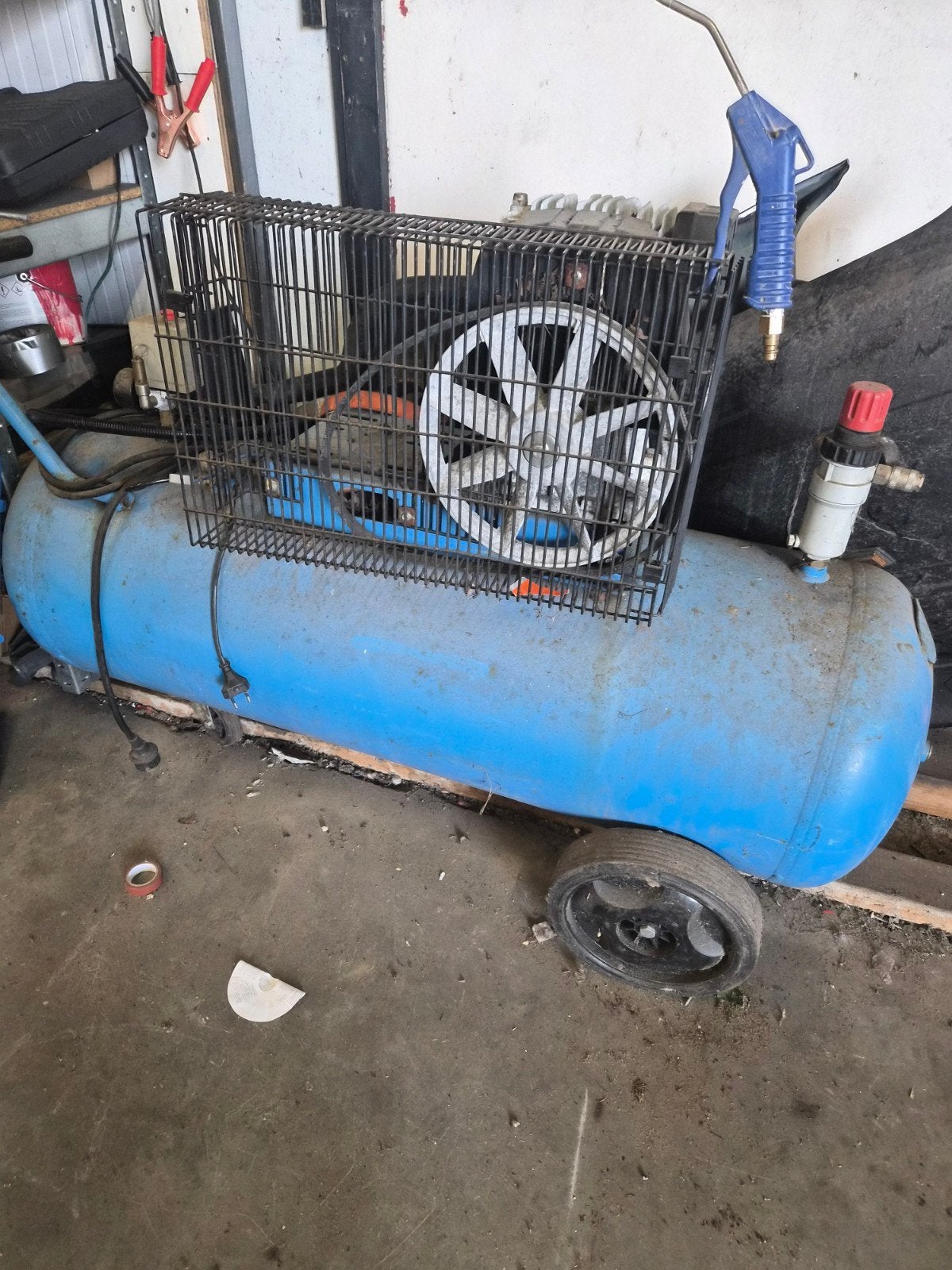 Gebruikte luchtcompressor met wielen, Doe-het-zelf en Verbouw, Gebruikt, Mobiel, 6 tot 10 bar, 100 liter of meer