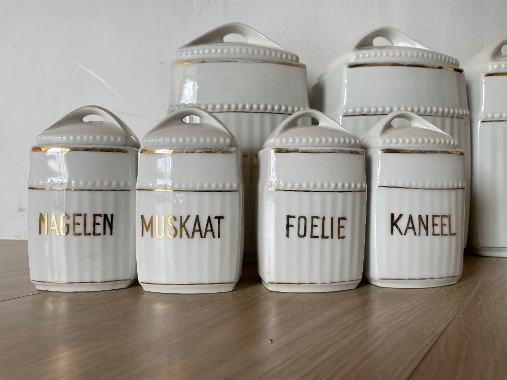 Grote en kleine antieke voorraadpotten, Ophalen