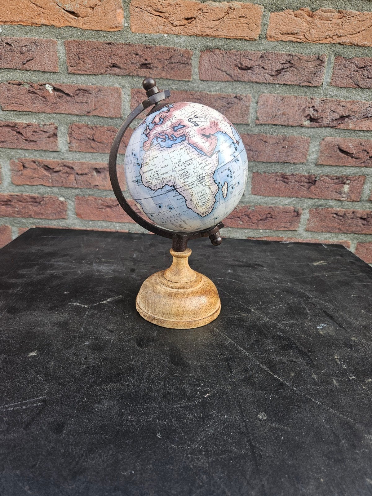 Kleine decoratieve wereldbol op houten voet, Gebruikt, Draaibaar, Ophalen of Verzenden, Staatkundige wereldbol