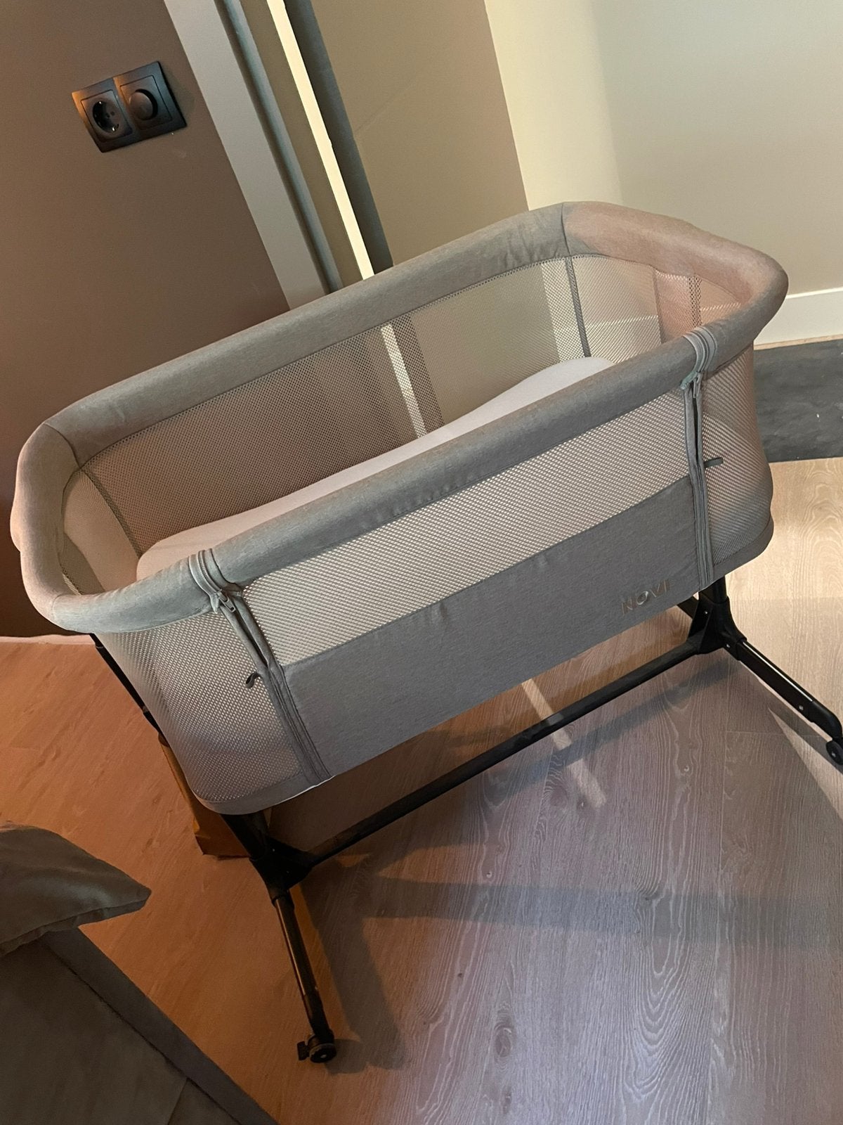 Novi Co sleeper beige, Ophalen, Zo goed als nieuw, Wieg