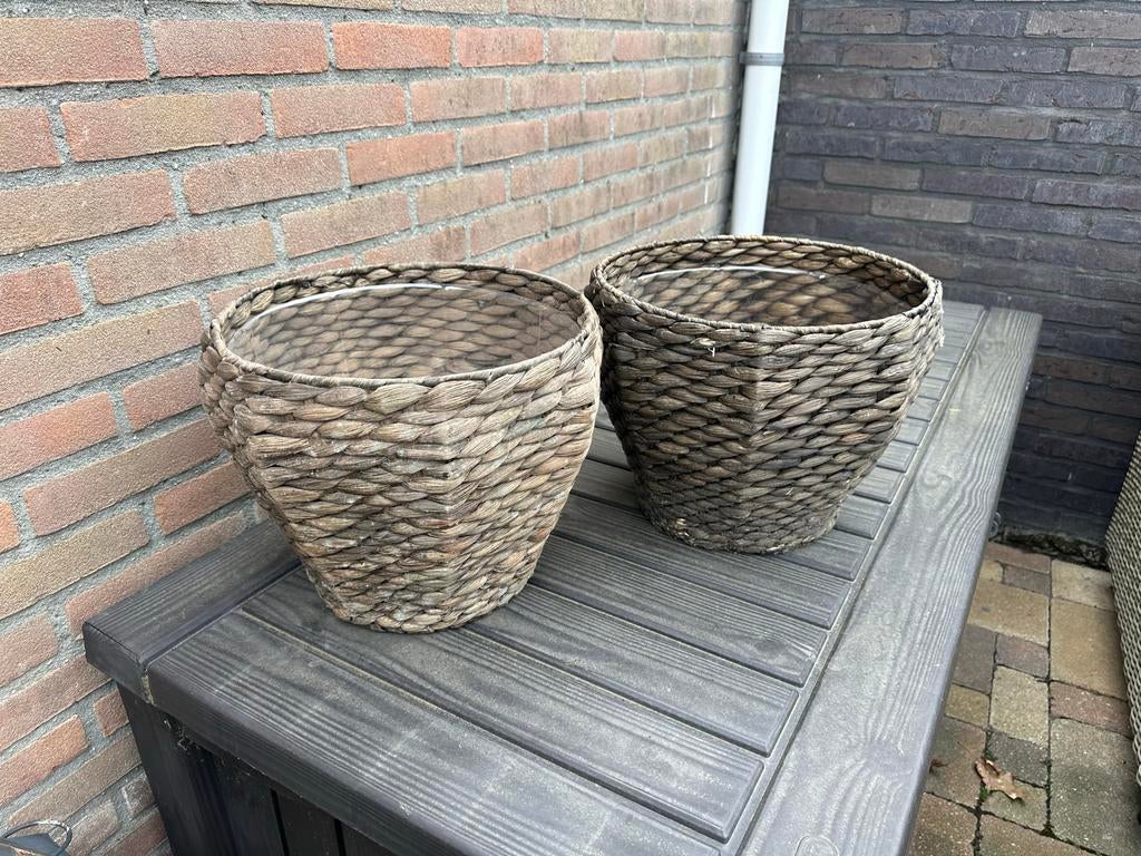 Twee gevlochten bloempotten, Tuin en Terras, Bloembakken en Plantenbakken, Overige materialen, Gebruikt, Minder dan 60 cm, Rond