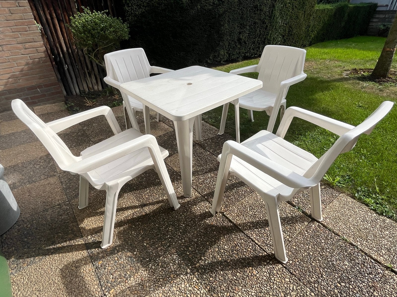 Witte kunststof tuinset met 4 stoelen en tafel, Tuin en Terras, Ophalen, 4 zitplaatsen, Kunststof, Gebruikt