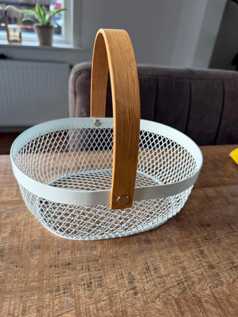 Wit metalen mandje met houten handvat, Huis en Inrichting, Overige materialen, Gebruikt, Mand, Ophalen of Verzenden