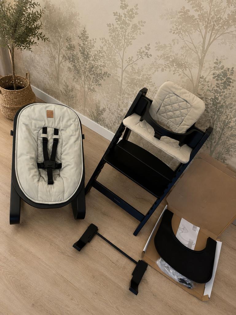 Kidsmill Kinderstoel zwart met zwart grijze accesoires, Kinderen en Baby's, Kinderstoelen, Ophalen, Gebruikt, Meegroeistoel
