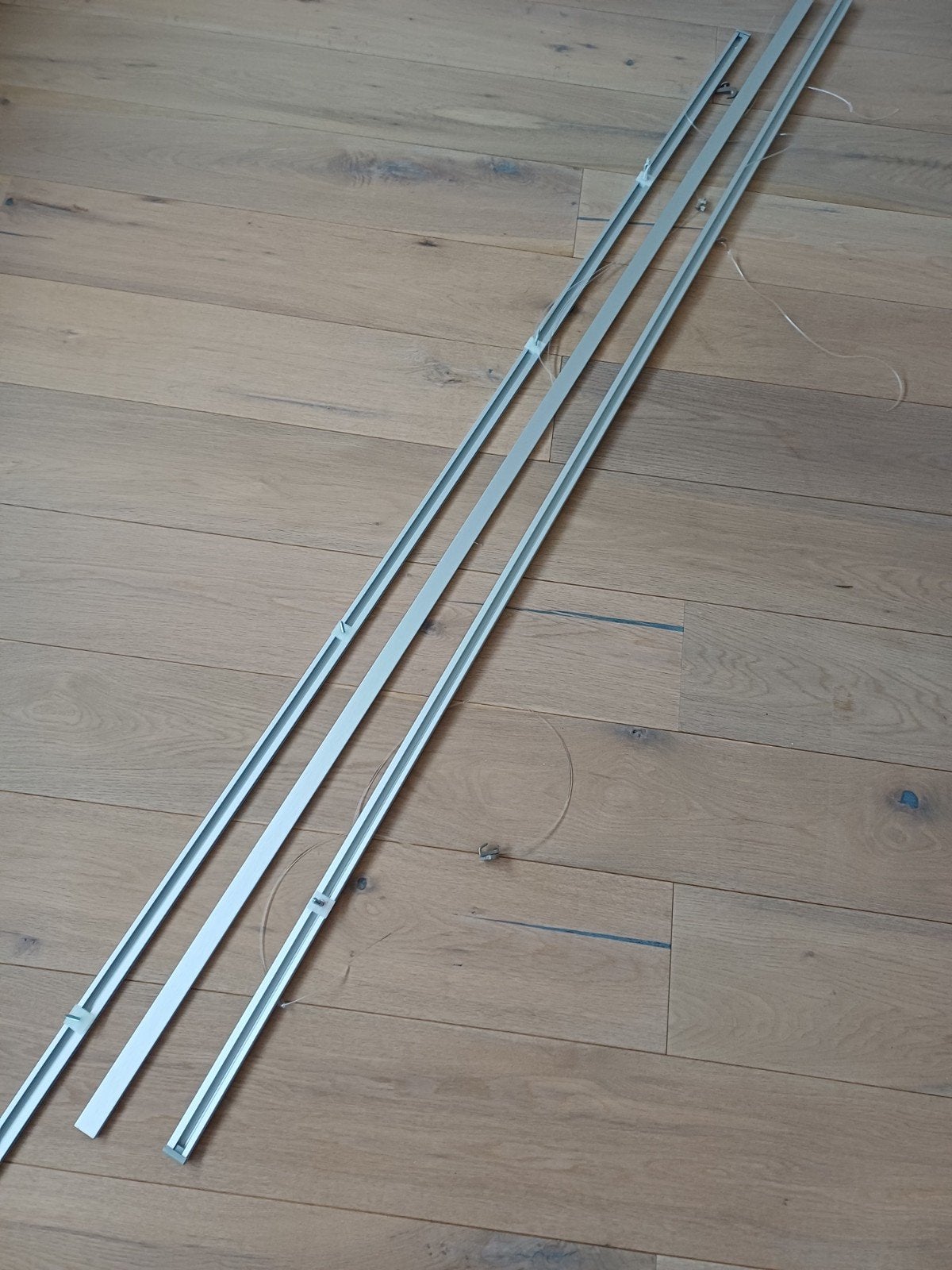 3 kunstrails van 2 m. zilverkleurig. Prijs: € 30 Complete se