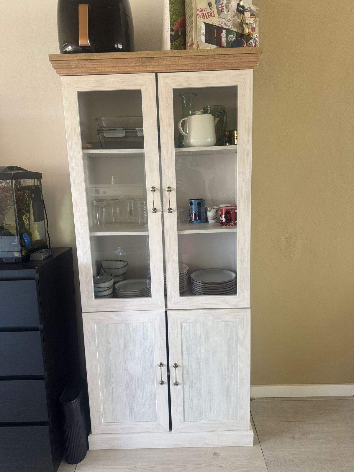 Witte vitrinekast met glazen en dichte deuren van de Jysk., Huis en Inrichting, Kasten | Dressoirs, Ophalen, Gebruikt, 50 tot 100 cm