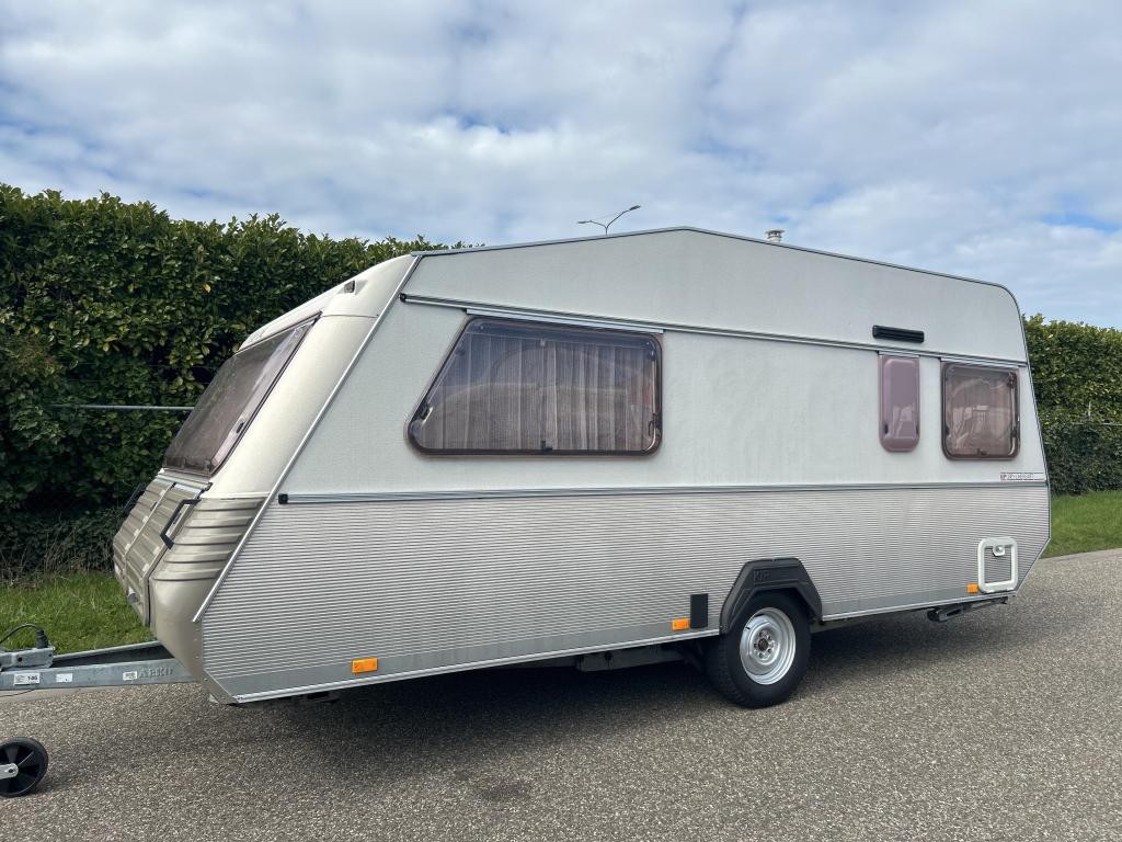 ZEER RUIME KIP 48 T GREY LINE, Caravans en Kamperen, Caravans, Overige typen, Standaardzit, Kip, A.G. Bellstraat 4 7903 AD Hoogeveen