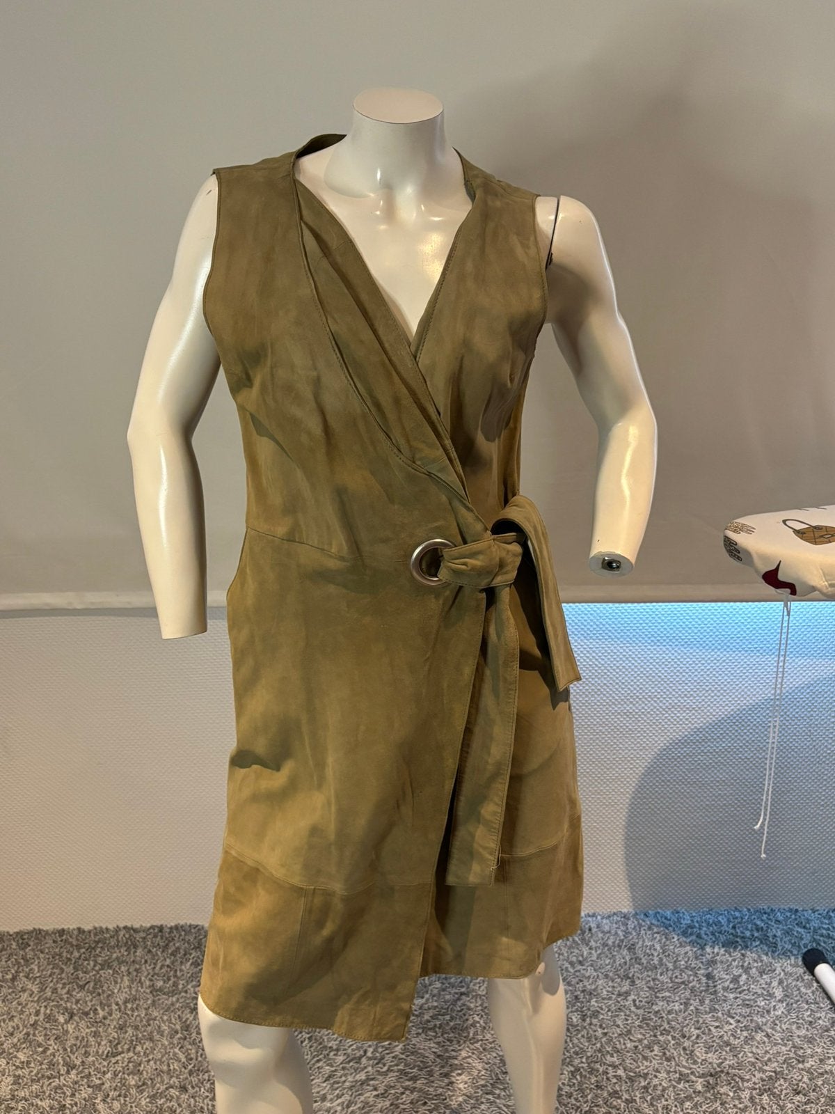 Intropia suède look overslag jurk maat m, Kleding | Dames, Jurken, Maat 38/40 (M), Ophalen of Verzenden, Zo goed als nieuw, Knielengte