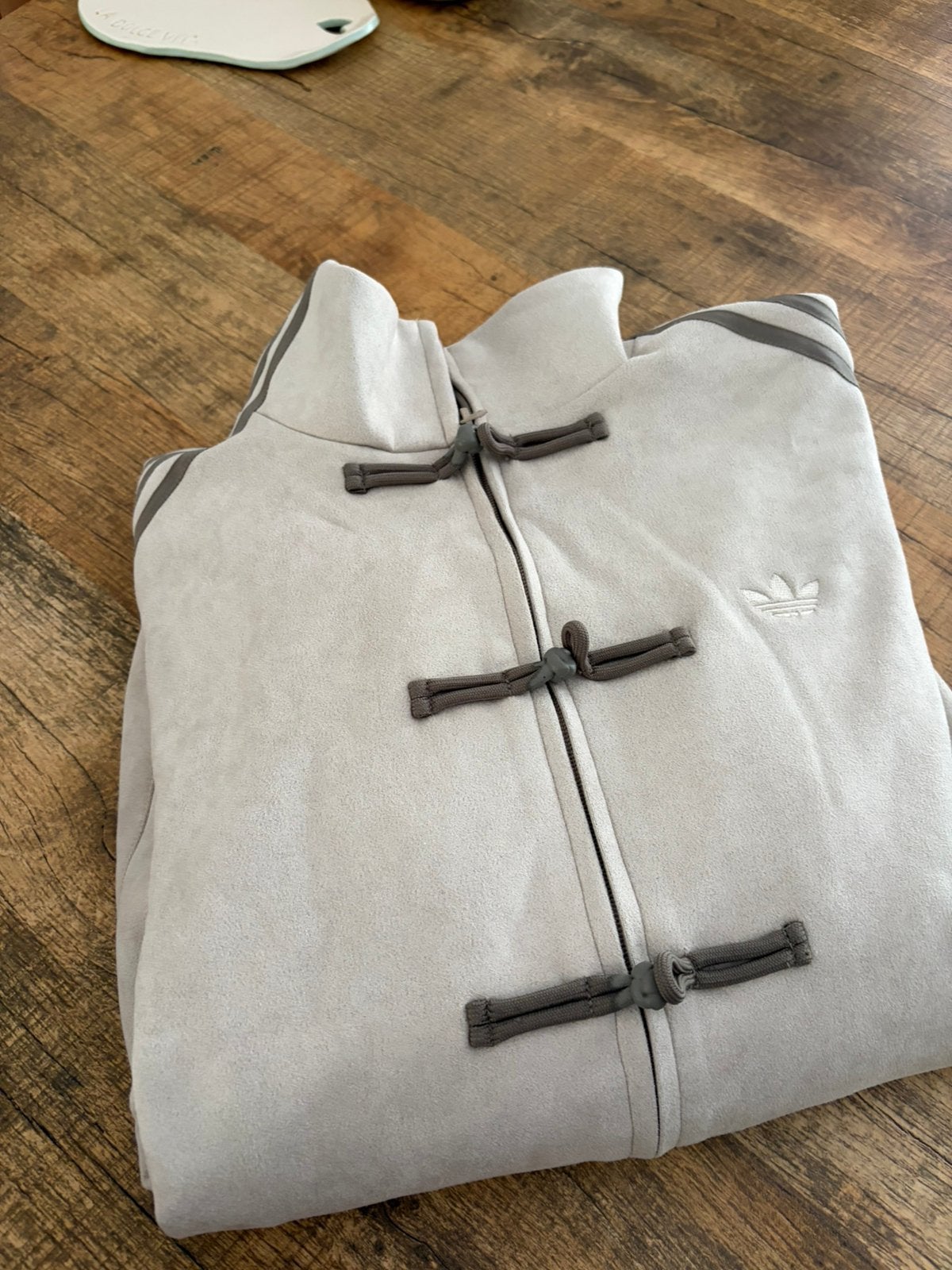 Adidas suedine vest maat L NIEUW, Kleding | Dames, Truien en Vesten, Ophalen of Verzenden, Nieuw, Maat 42/44 (L), Beige