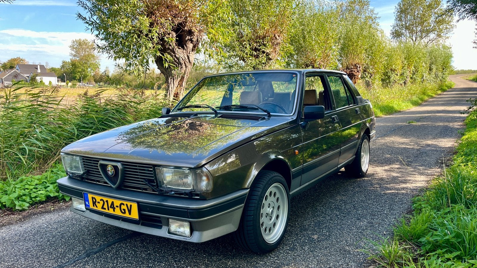 Alfa Romeo Giulietta 2.0 Lusso (1984), 1948 cc, 4 cilinders, Bruin, Bruin