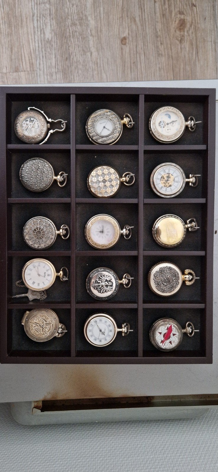 Mooie verzameling van 15 Zakhorloges in Houten Display (Werk, Overige materialen, Zakhorloge, Onbekend, Ophalen