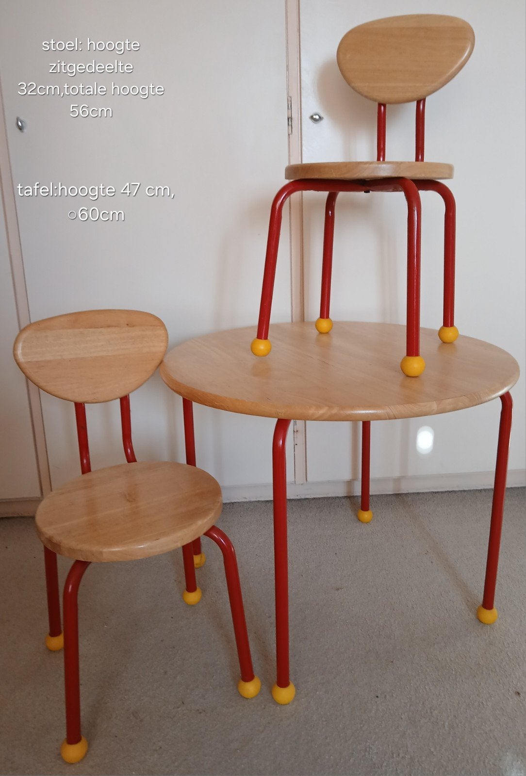 Kindertafel met 2 stoeltjes, rood/hout, Kinderen en Baby's, Kinderkamer | Tafels en Stoelen, Ophalen, Gebruikt, Tafel(s) en Stoel(en)