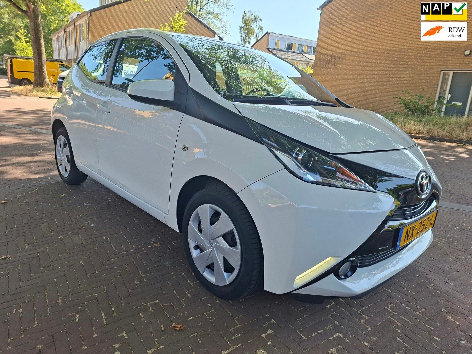 Toyota Aygo AUTOMAAT/ 97.000 NAP/ Camera / Tweede eigenaar, Gebruikt, Euro 6, 4 stoelen, Wit
