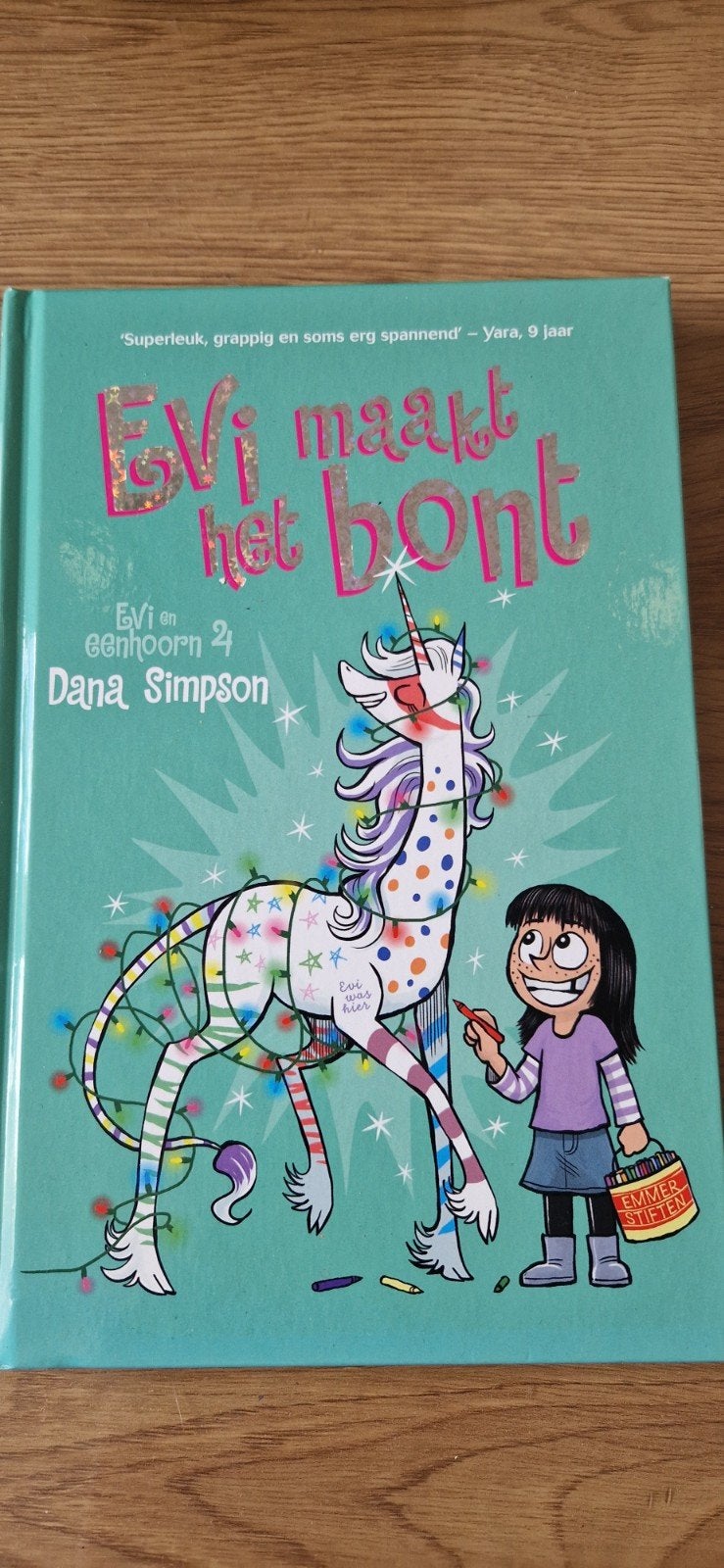Evi maakt het bont - Evi en eenhoorn 2, Ophalen of Verzenden, Zo goed als nieuw, Dana Simpson, Fictie algemeen