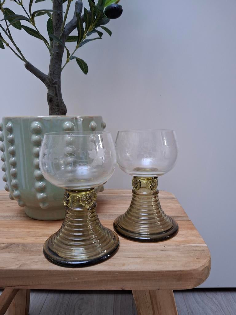 2 Antieke Roemers versierd met druivenranken, Ophalen of Verzenden