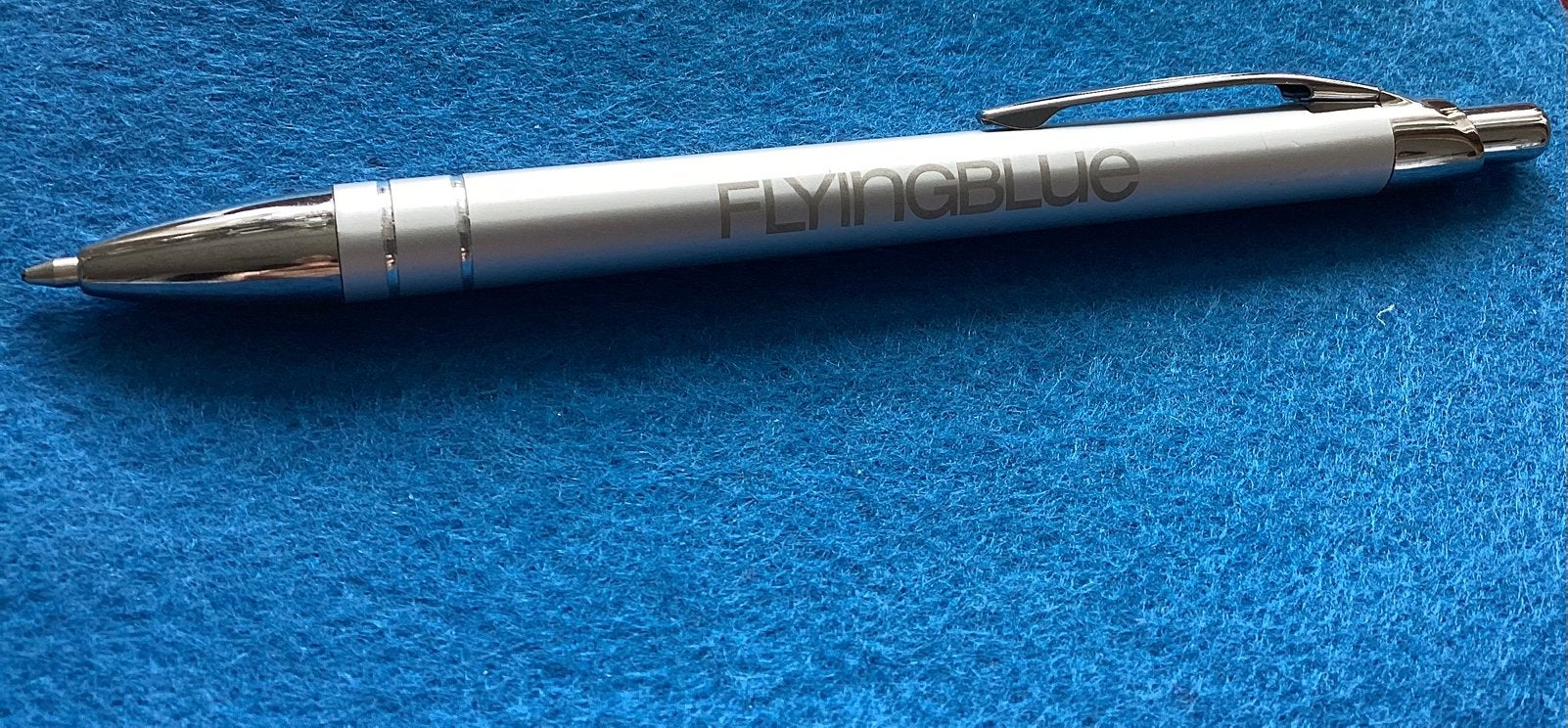 Flying Blue Balpen - Zilverkleurig met logo, Verzamelen, Pennenverzamelingen, Zo goed als nieuw, Balpen, Overige merken, Met reclame