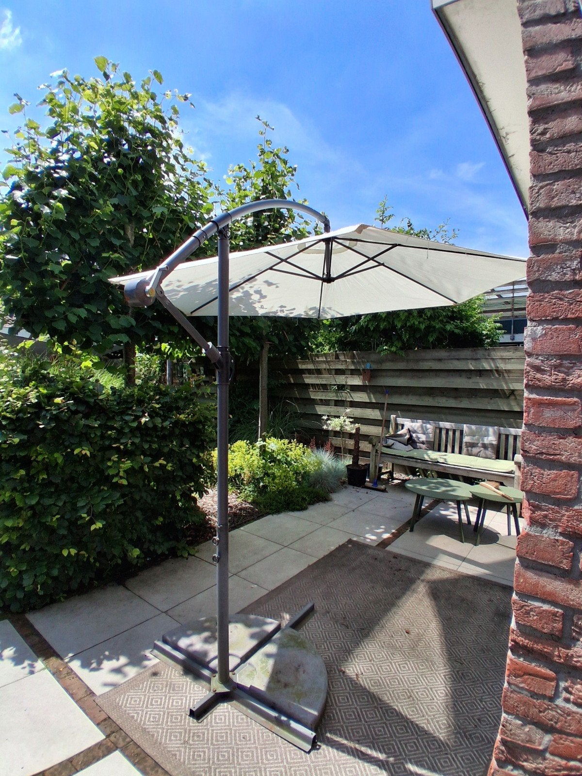 Parasol met 2 betonnen parasoltegels, Ophalen of Verzenden, Gebruikt, 2 tot 3 meter, Zweefparasol
