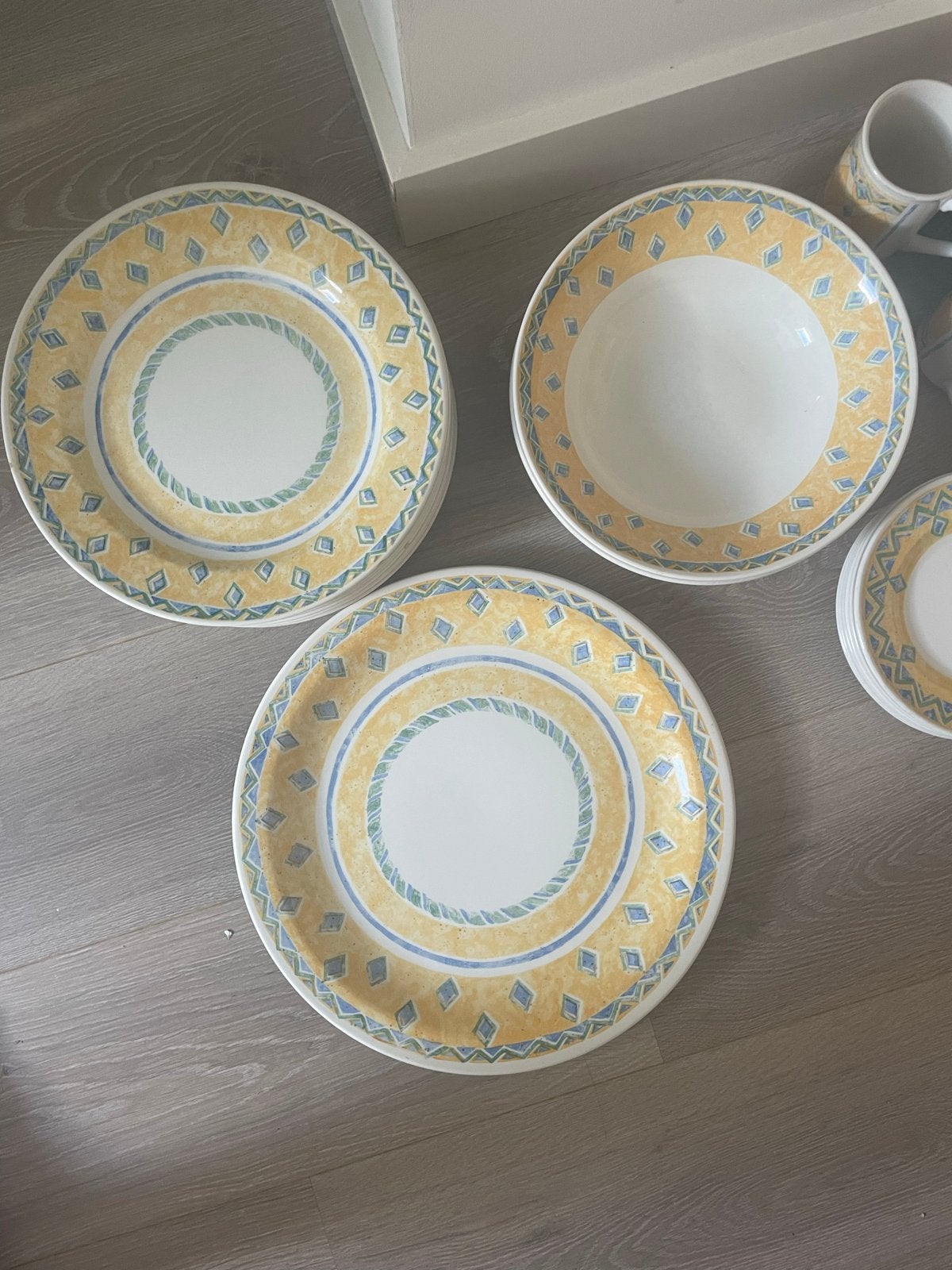 Compleet servies met vrolijk motief - Zo goed als nieuw, Ophalen of Verzenden, Zo goed als nieuw, Compleet servies