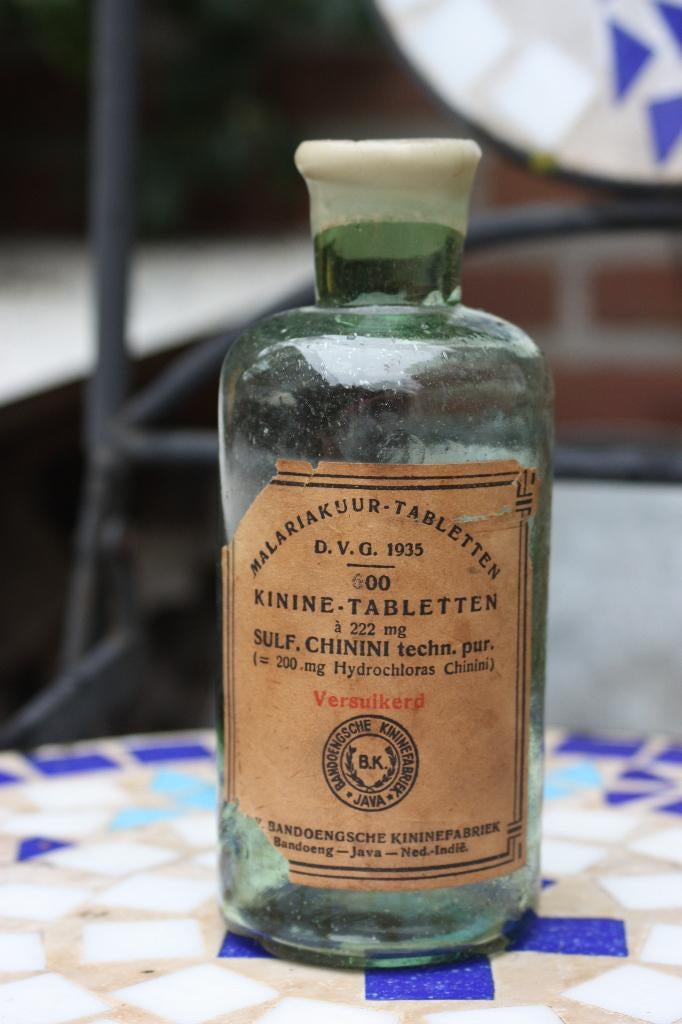 Oude fles Bandoengsche Kininefabriek Nederlands Indië 1935, Verzamelen, Ophalen of Verzenden, Gebruikt