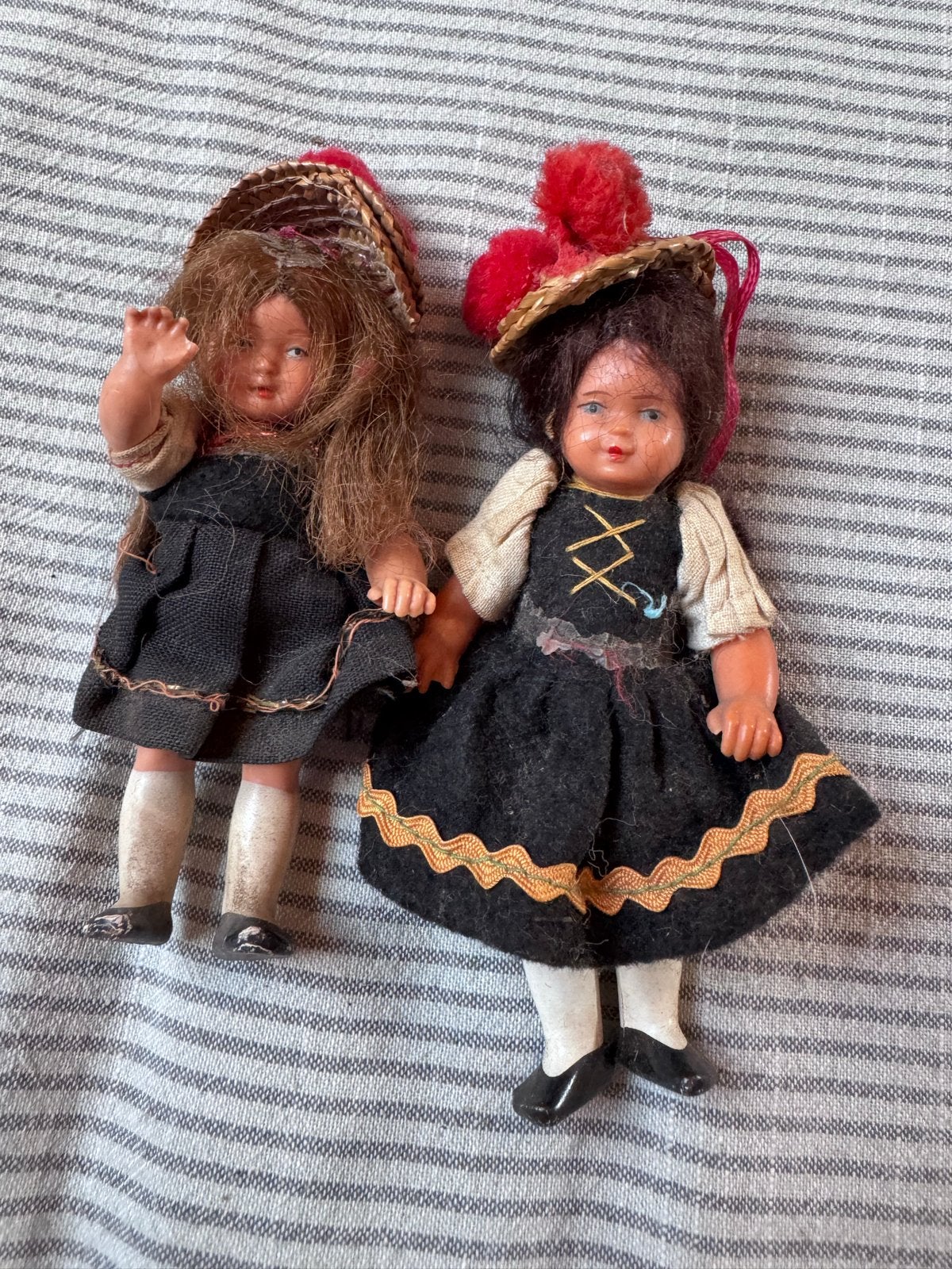 2 Antieke Vintage Poppetjes met Zwarte Kleding en hoedje, Ophalen of Verzenden, Gebruikt, Pop