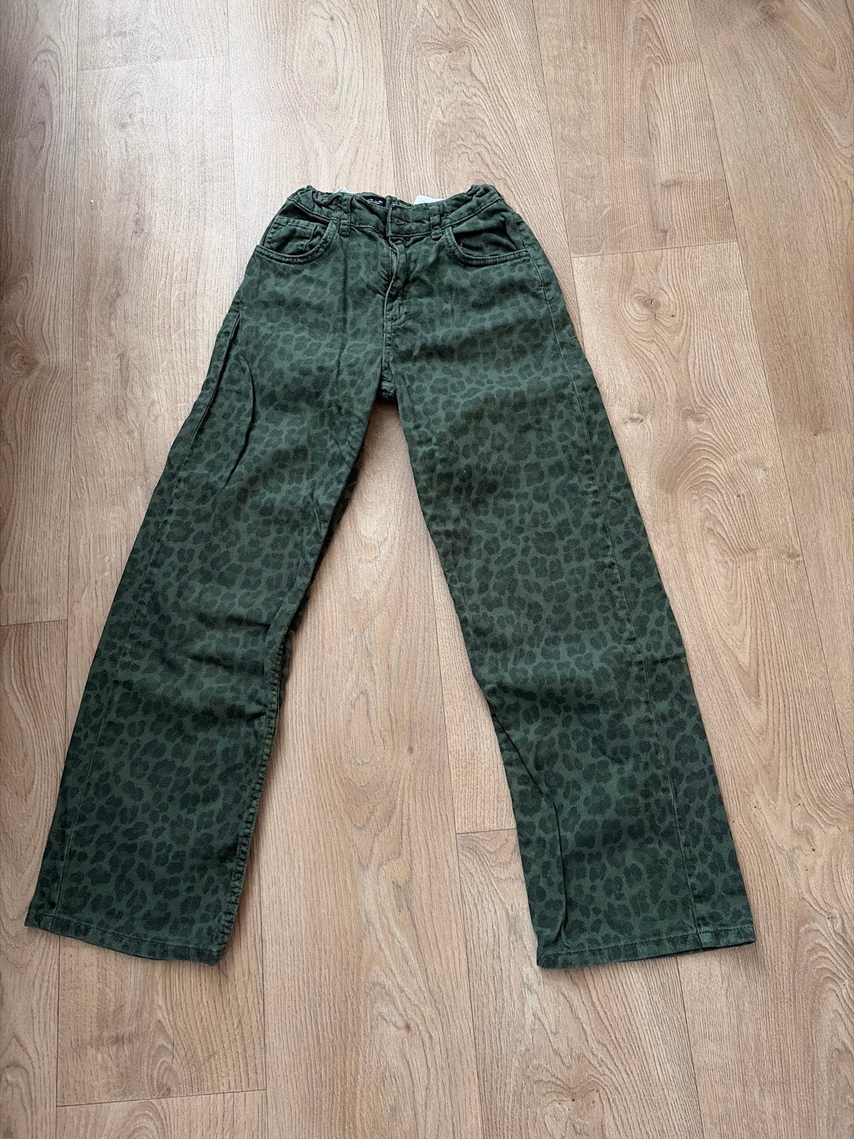 Groene broek met luipaardprint - maat 152, Kinderen en Baby's, Ophalen of Verzenden, Gebruikt, Jongen of Meisje, Broek