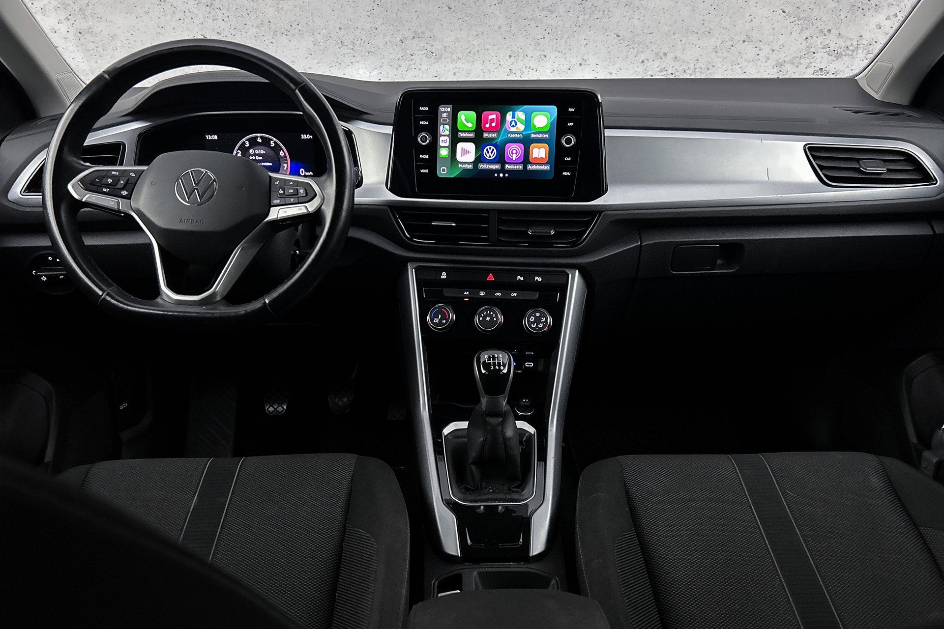 Volkswagen T-Roc 1.0 TSI Life | Trekhaak | Adaptieve cruise, Voorwielaandrijving, Stof, Gebruikt, Euro 6