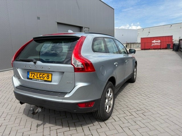 Volvo XC60 2.4D Momentum, Zwart, 750 kg, 176 pk, 5 cilinders
