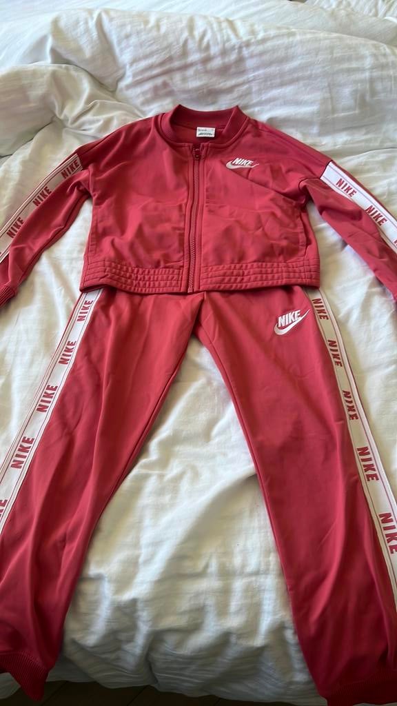 Nike trainingspak meisjes koraal maat 128-137, Ophalen of Verzenden, Gebruikt, Meisje, Sport- of Zwemkleding