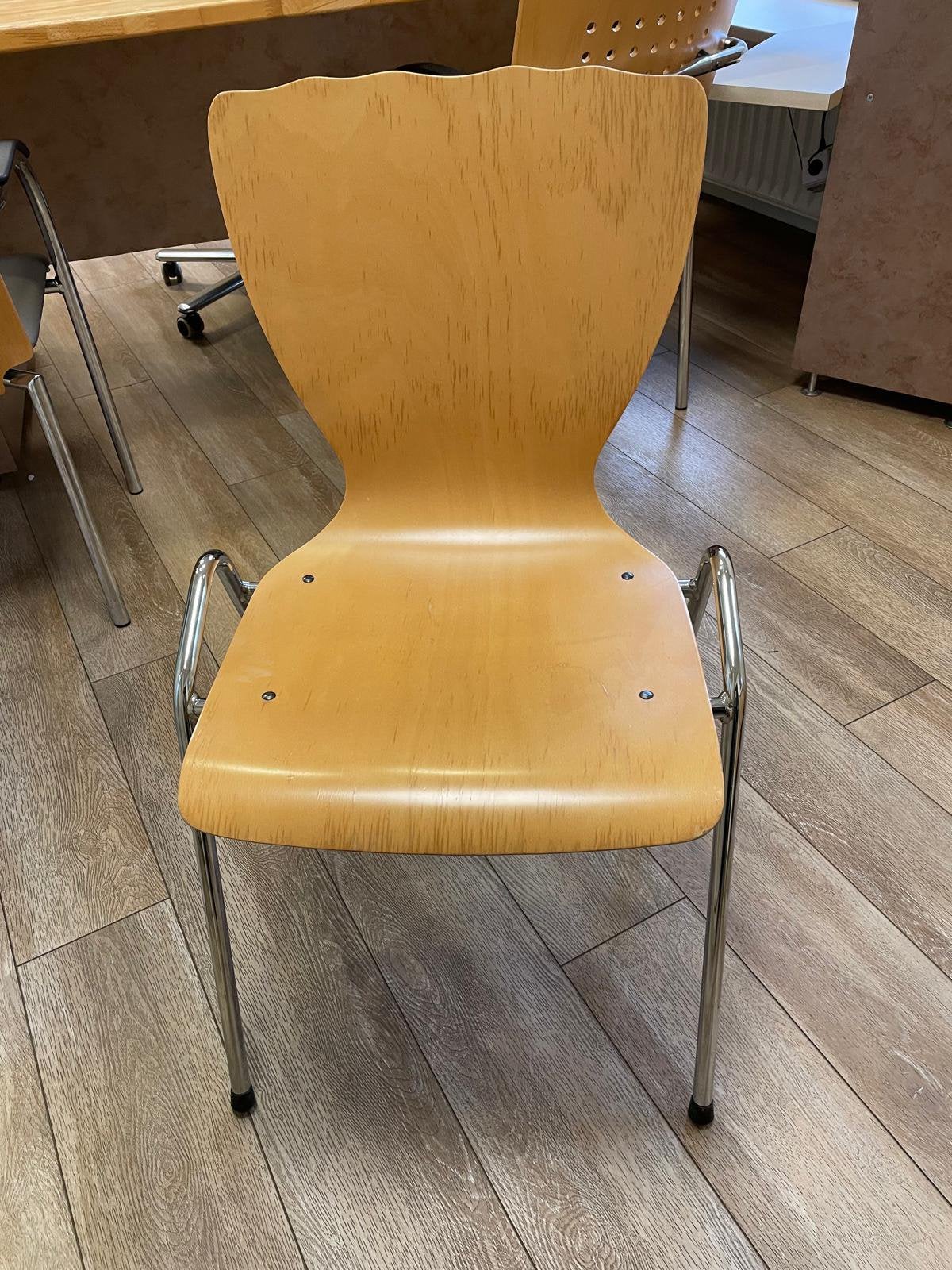 Stapelbare stoelen 4 stuks: gratis af te halen, Ophalen, Gebruikt, Bruin, Vier