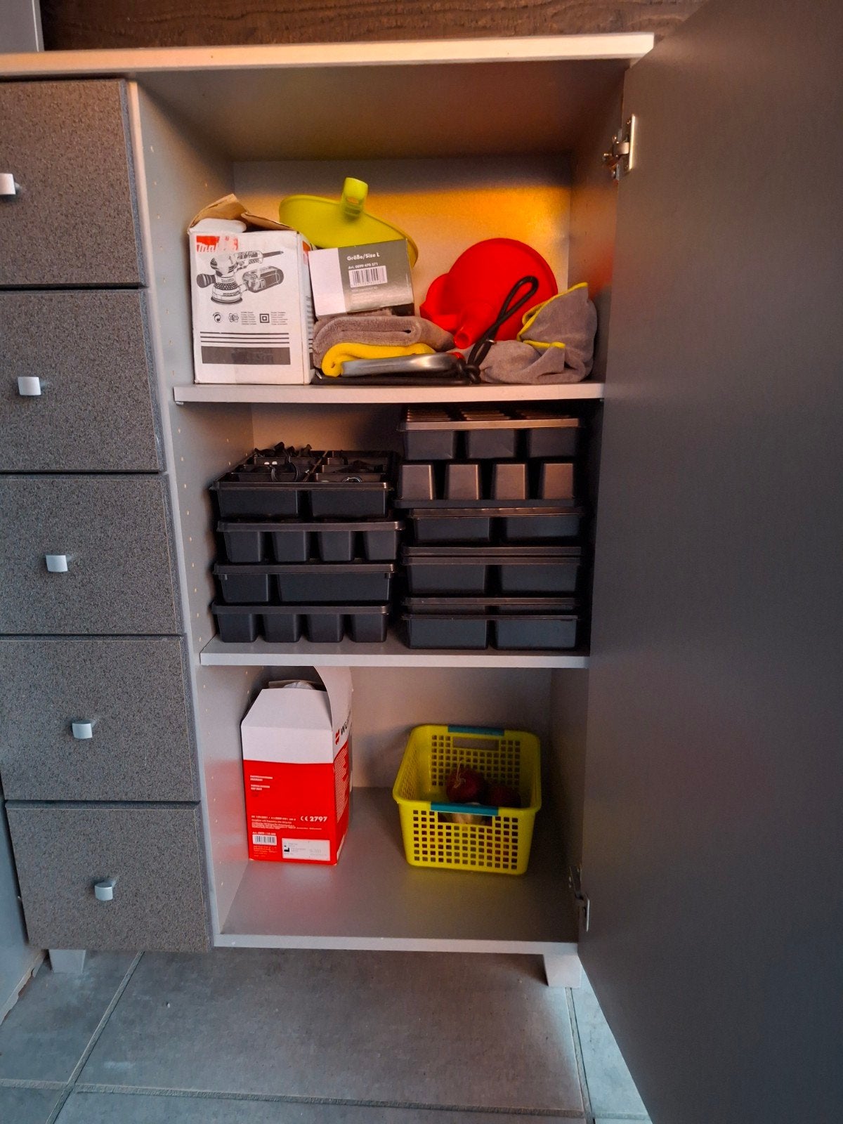 Grijs houten kastje met deur en 5 lades, Ophalen, Gebruikt