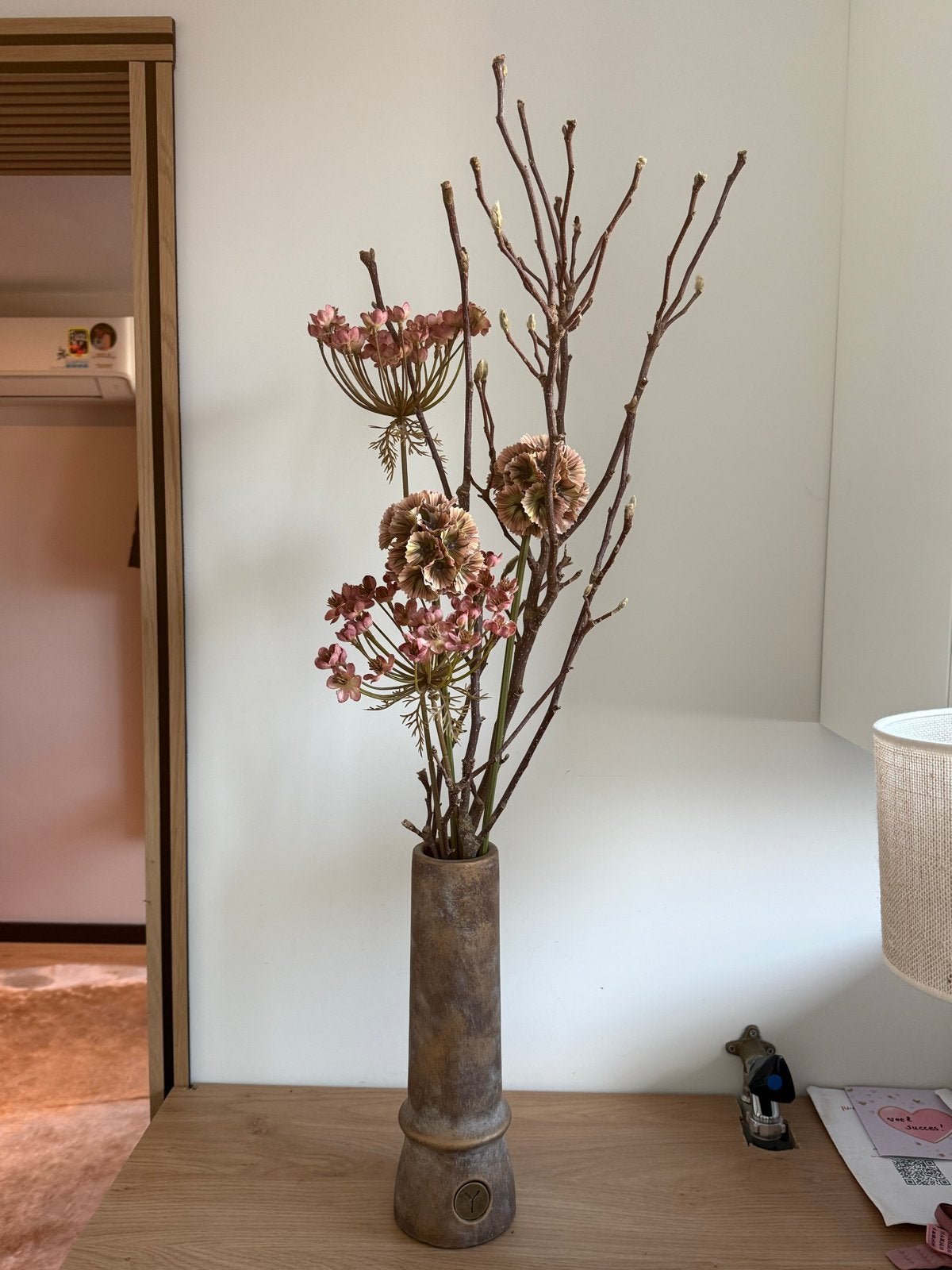 Decoratieve vaas met kunstbloemen en takken, Ophalen, Zo goed als nieuw, Bruin, 35 cm
