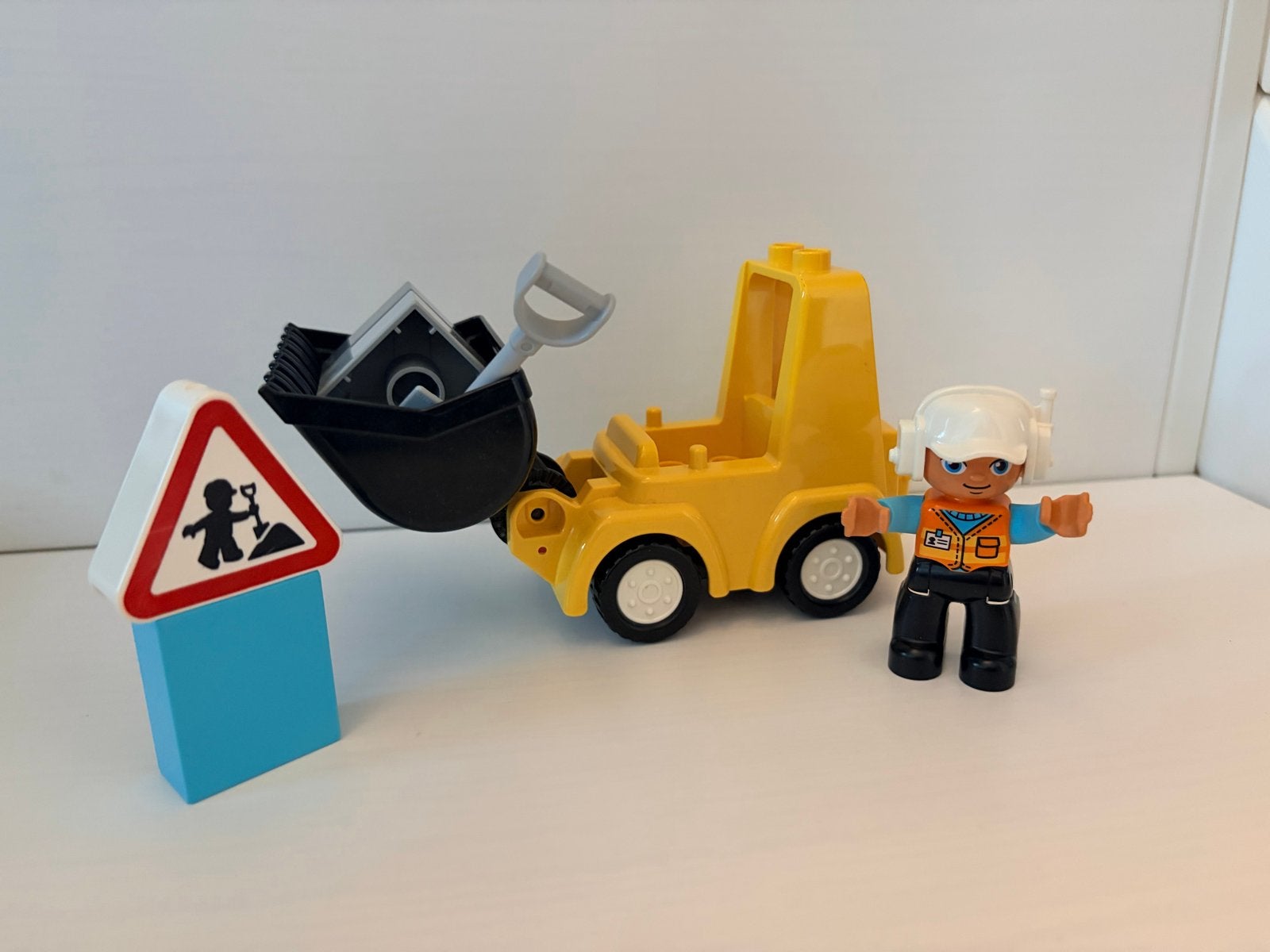 Lego Duplo Graafmachine met werkman en verkeersbord, City, Ophalen of Verzenden, Zo goed als nieuw, Compleet