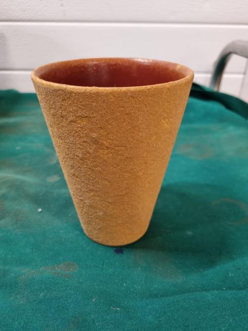 bloempot geel oranje aardewerk, Tuin en Terras, Bloempotten, Ophalen of Verzenden, 'T Olde Gre-j, Info@toldegrej.nl, Endepoelstraat 20f Didam
