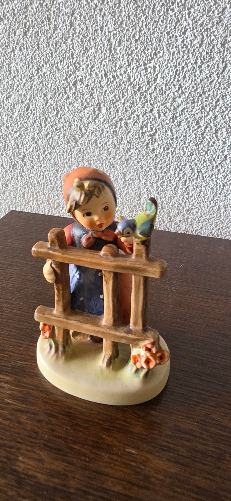 Vintage Hummel beeldje: Meisje met vogel en hek, Verzamelen, Ophalen, Zo goed als nieuw