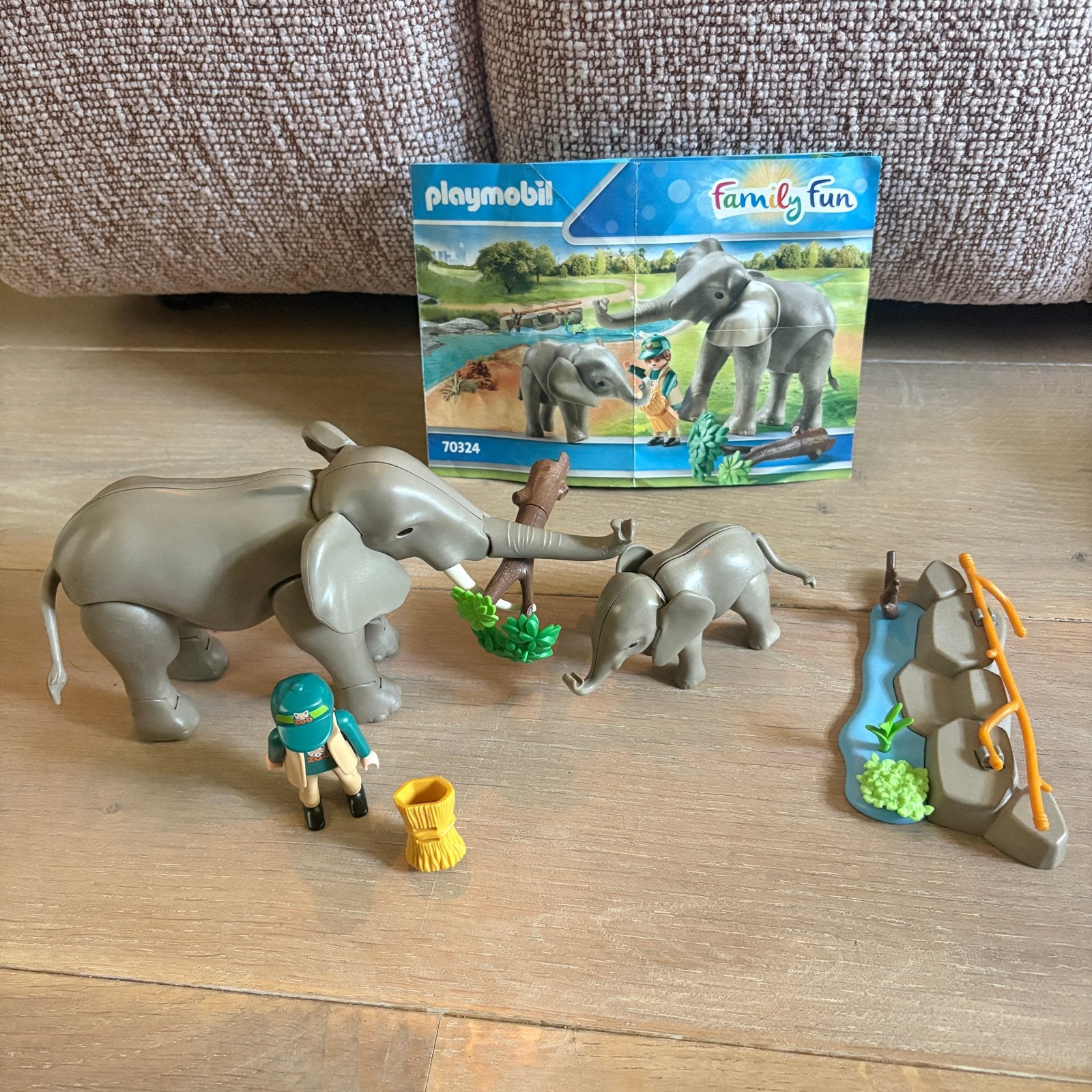 PLAYMOBIL Family Fun Olifanten met verzorger (70324), Ophalen of Verzenden, Zo goed als nieuw, Jongen of Meisje