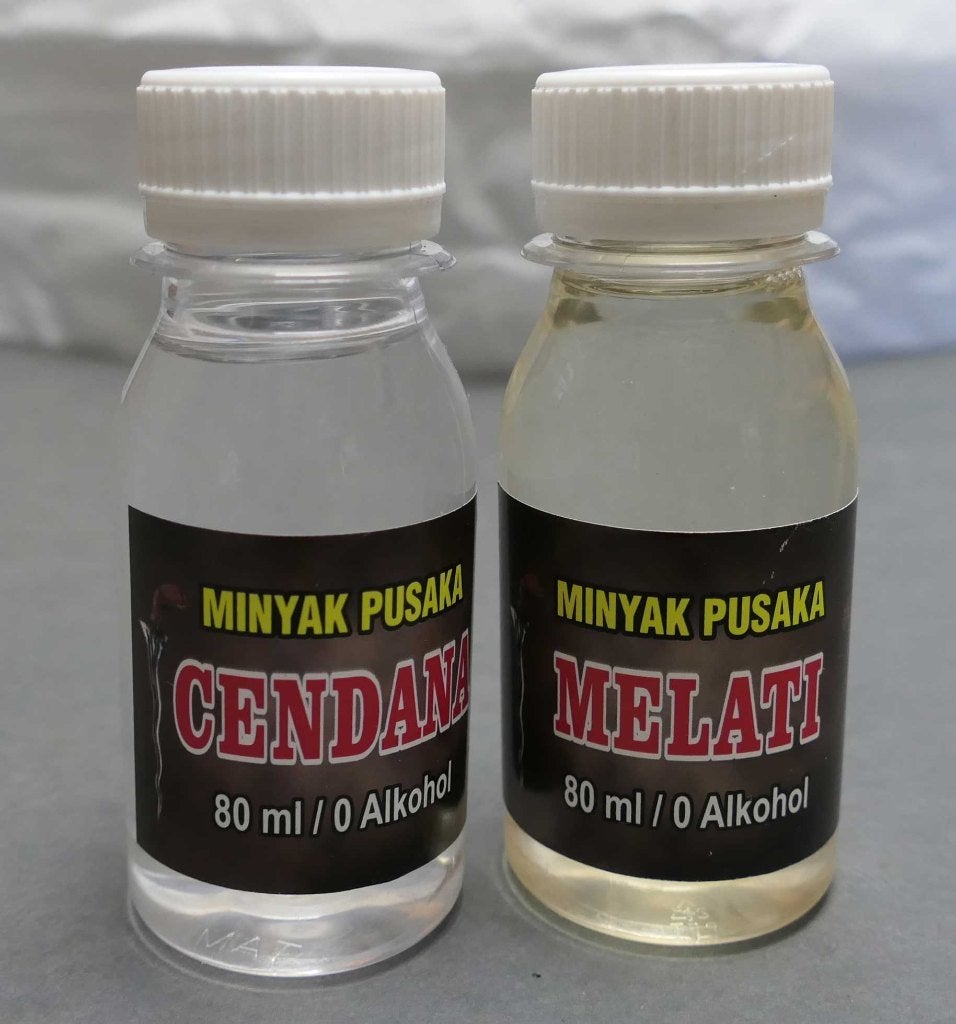 Grote fles keris olie Minyak Pusaka 80 ml Cendana Melati, Antiek en Kunst, Ophalen of Verzenden