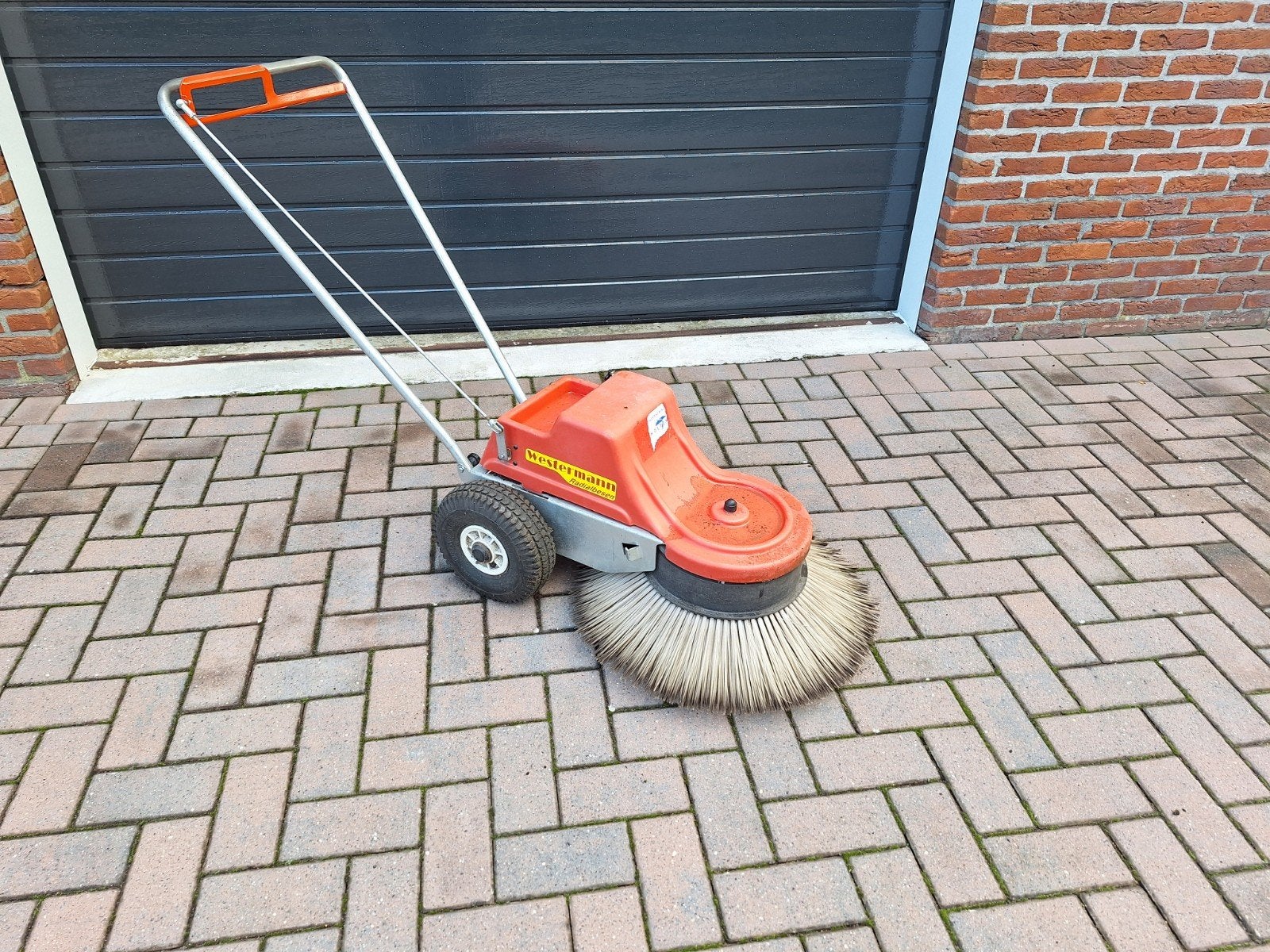 westermann WR650 accu veegmachine, Ophalen