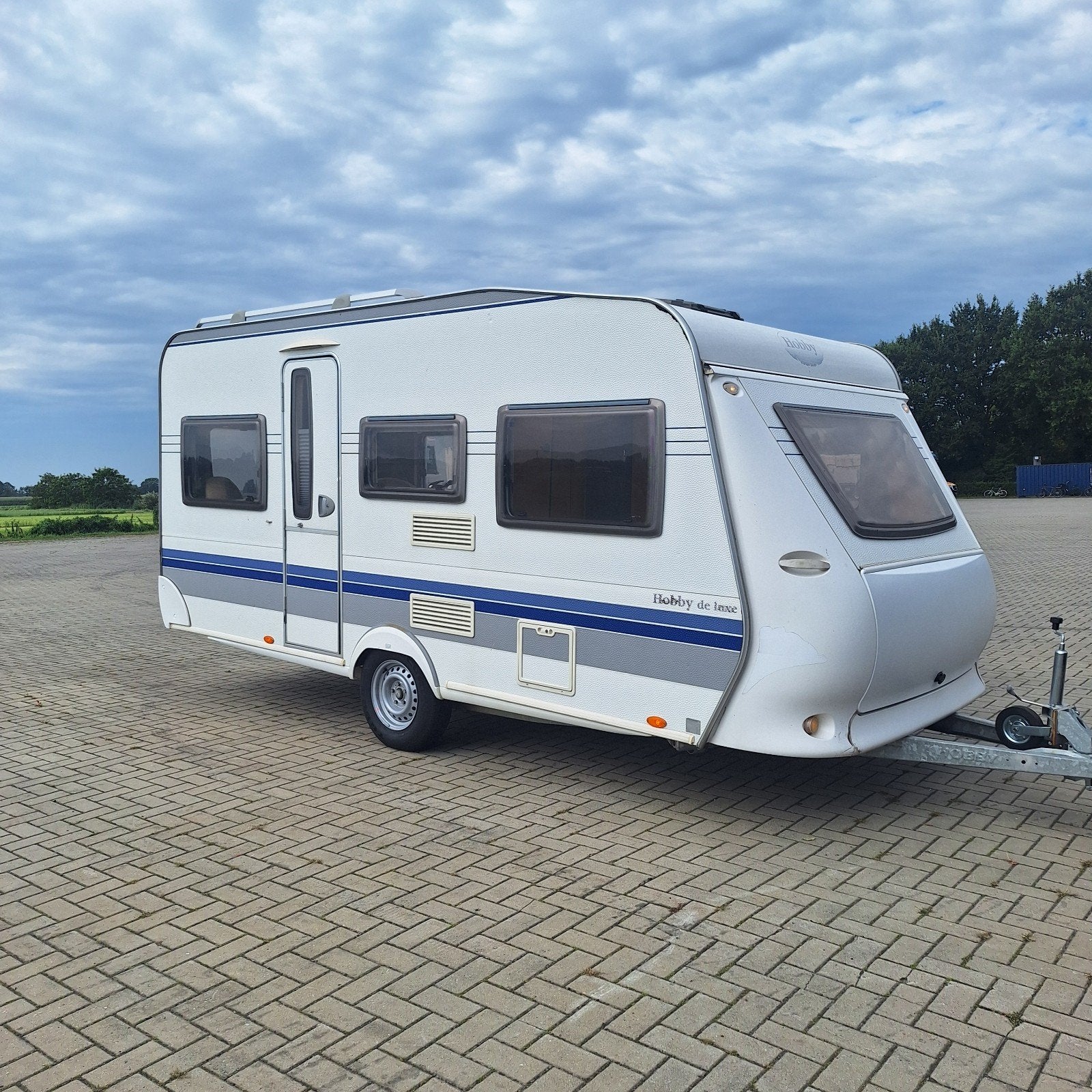 Hobby de Luxe 450, Voortent Ventura, Bovag 2026, Licht werk, Caravans en Kamperen, Caravans, Rondzit, Hobby, 750 - 1000 kg, Schokbreker