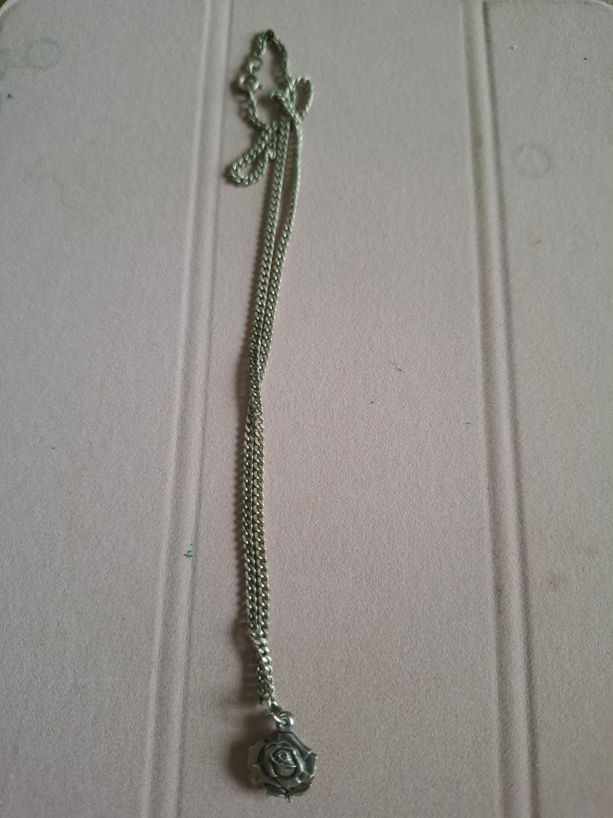Zilverkleurige rozenhanger met Maria medaillon, Sieraden, Tassen en Uiterlijk, Gebruikt, Ophalen of Verzenden, Bloem of Plant