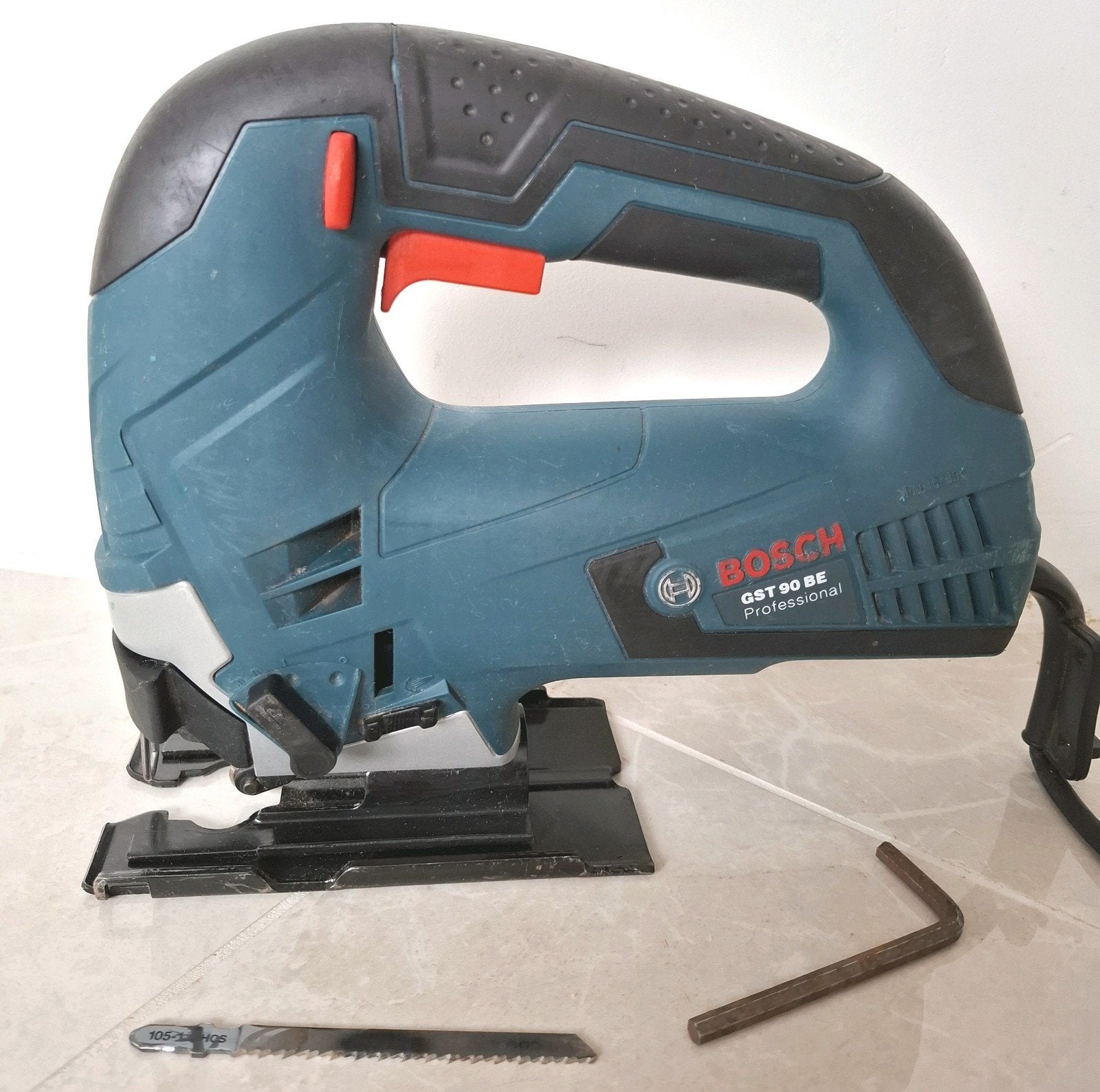 Professionele Bosch GST 90 BE pendeldecoupeerzaag 650W, 90mm, Ophalen, 600 tot 1200 watt, Zo goed als nieuw, Bosch Professional (Blauw)