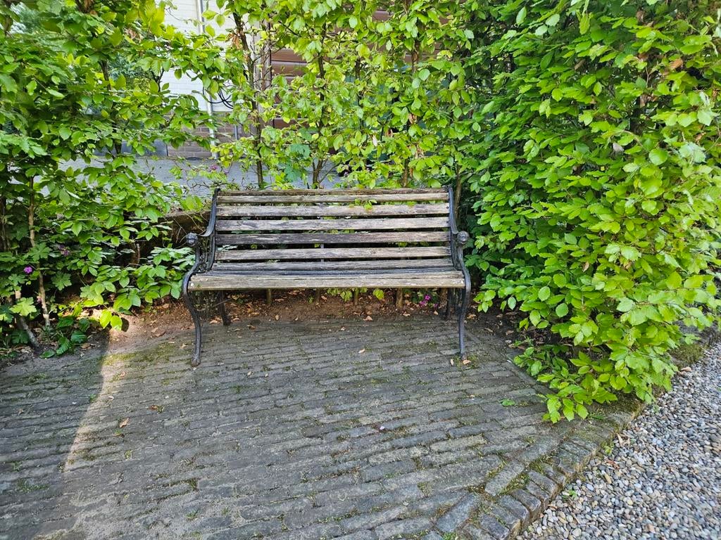 Gereserveerd - Oud bankje met gietijzeren frame, Antiek en Kunst, Ophalen