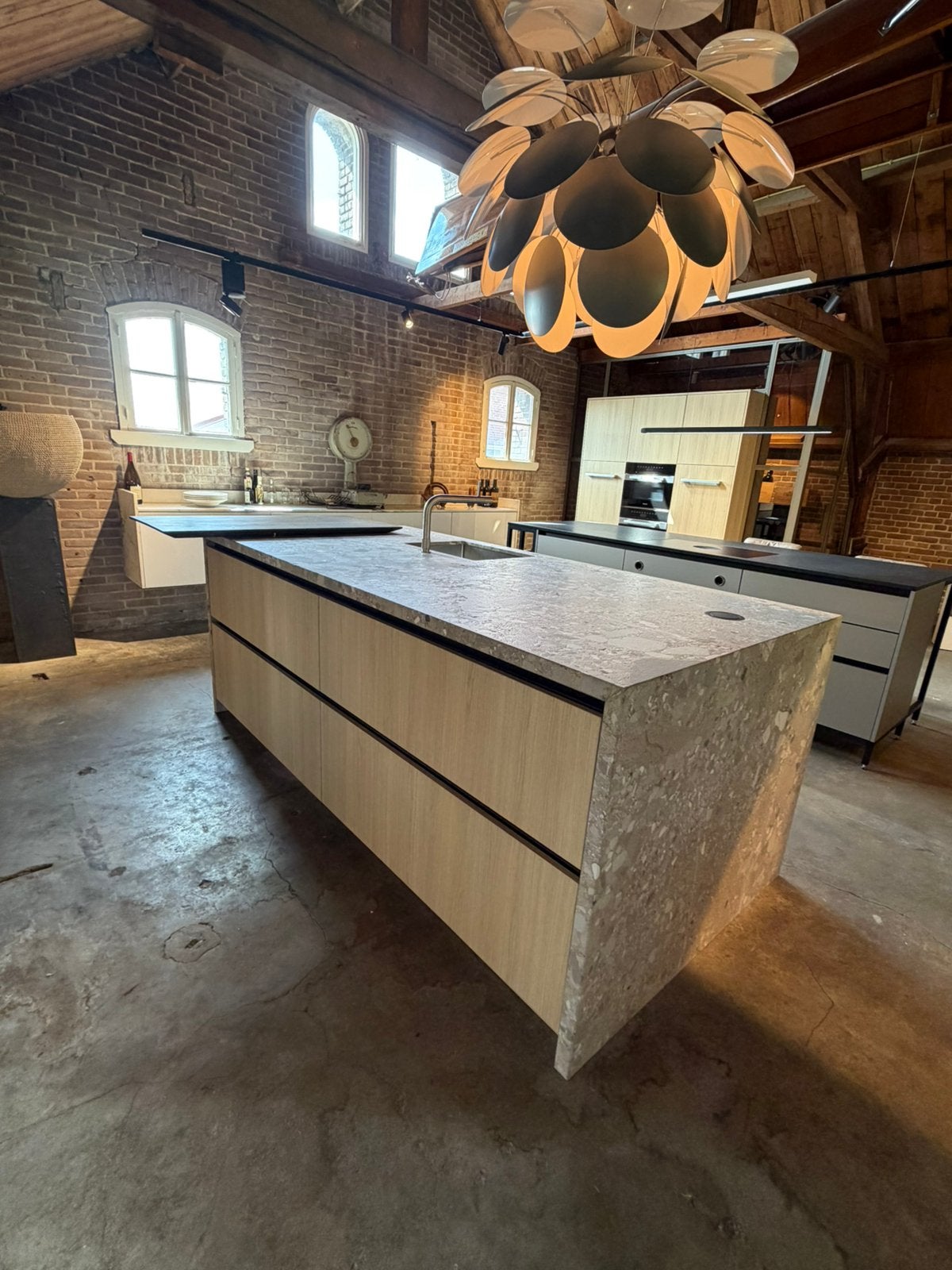Keuken showroommodel met kookeiland, spoeleiland, kastenwand, Ophalen, 75 cm of meer, Wit, Zo goed als nieuw